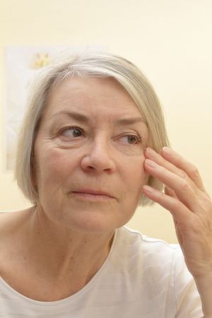 Adelgazar la cara mujer anciana
